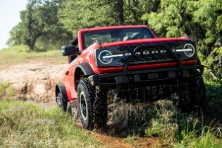 2021 Ford Bronco™ 2-door Race Red Badlands™